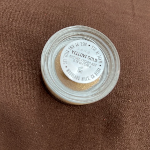 Kylie cosmetics holiday edition yellow gold eyeshadow - Picture 4 of 7